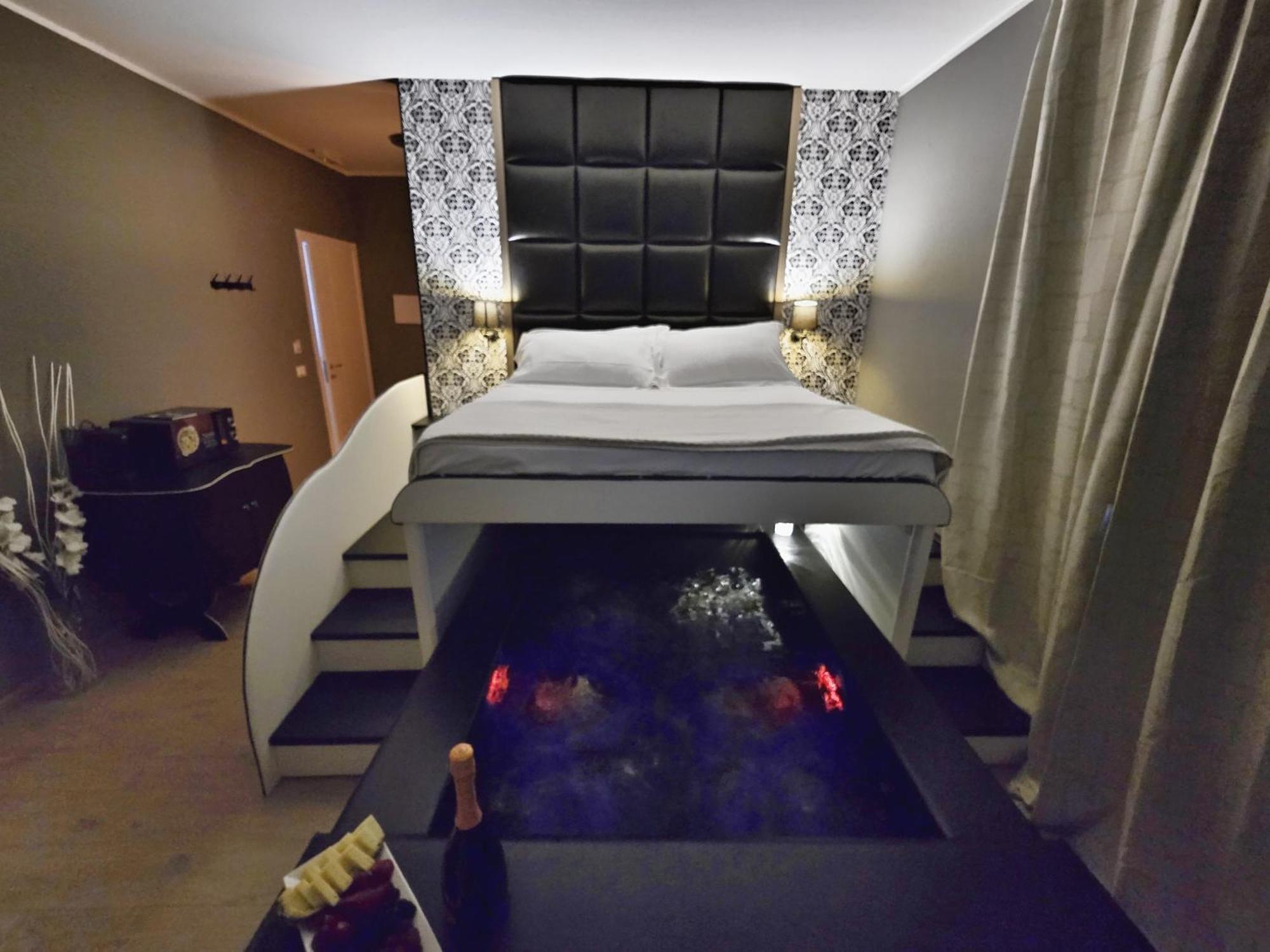 Alma Suites - Il Nido D'Amore Ливорно Екстериор снимка