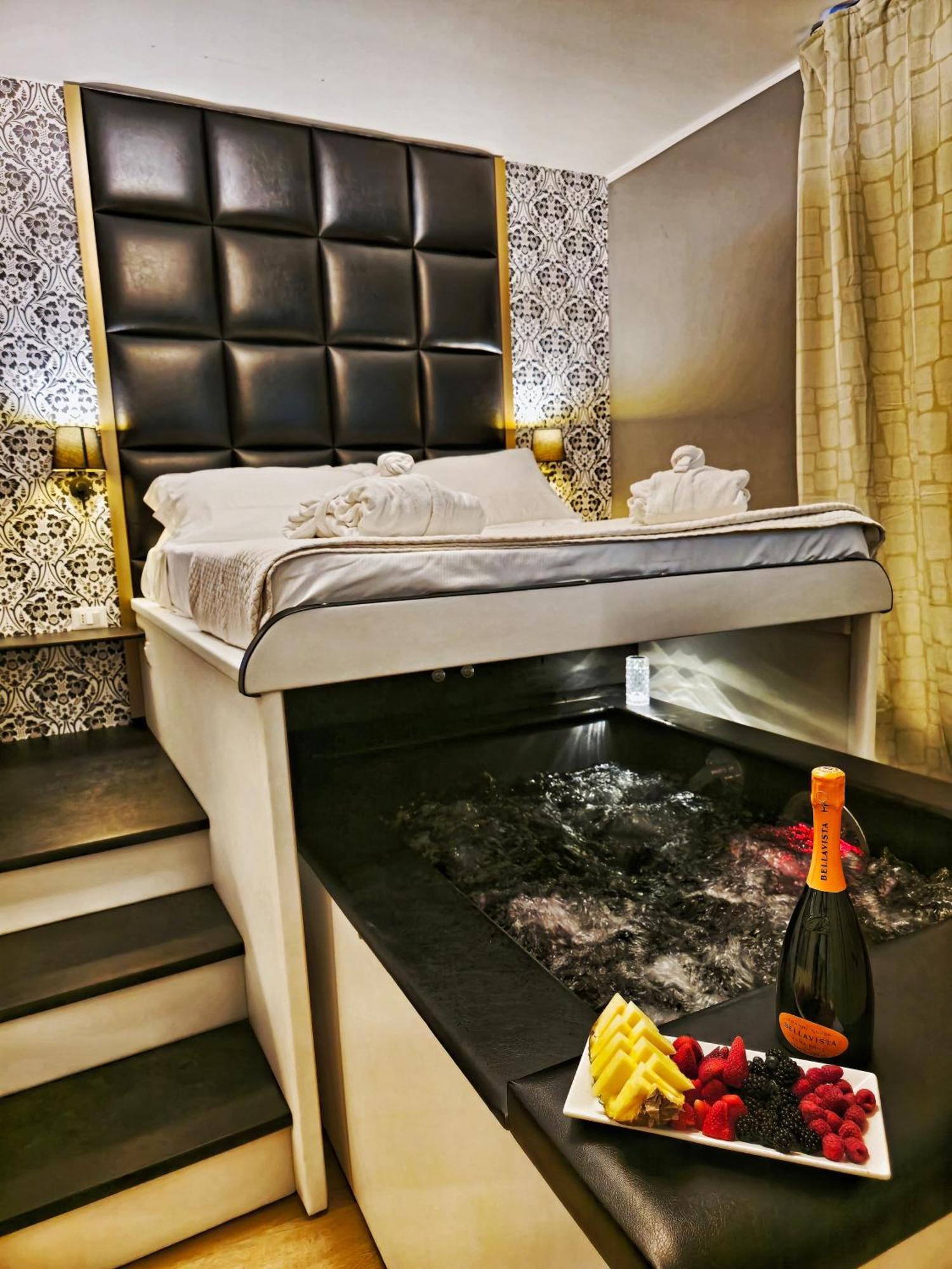 Alma Suites - Il Nido D'Amore Ливорно Екстериор снимка